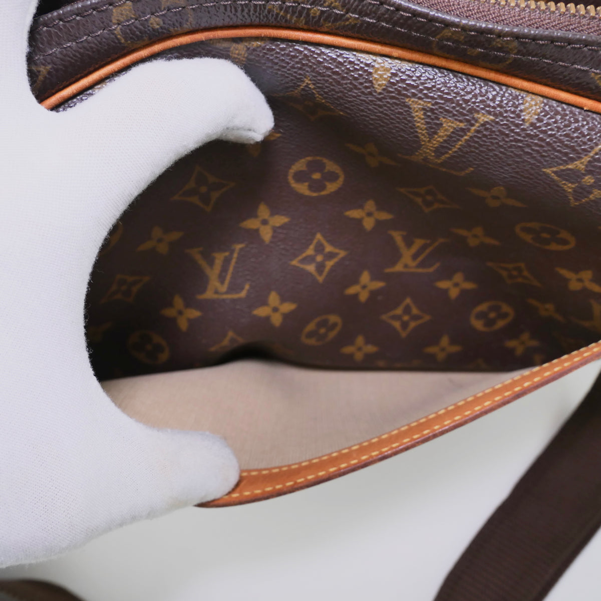 Louis Vuitton Monogram Reporter