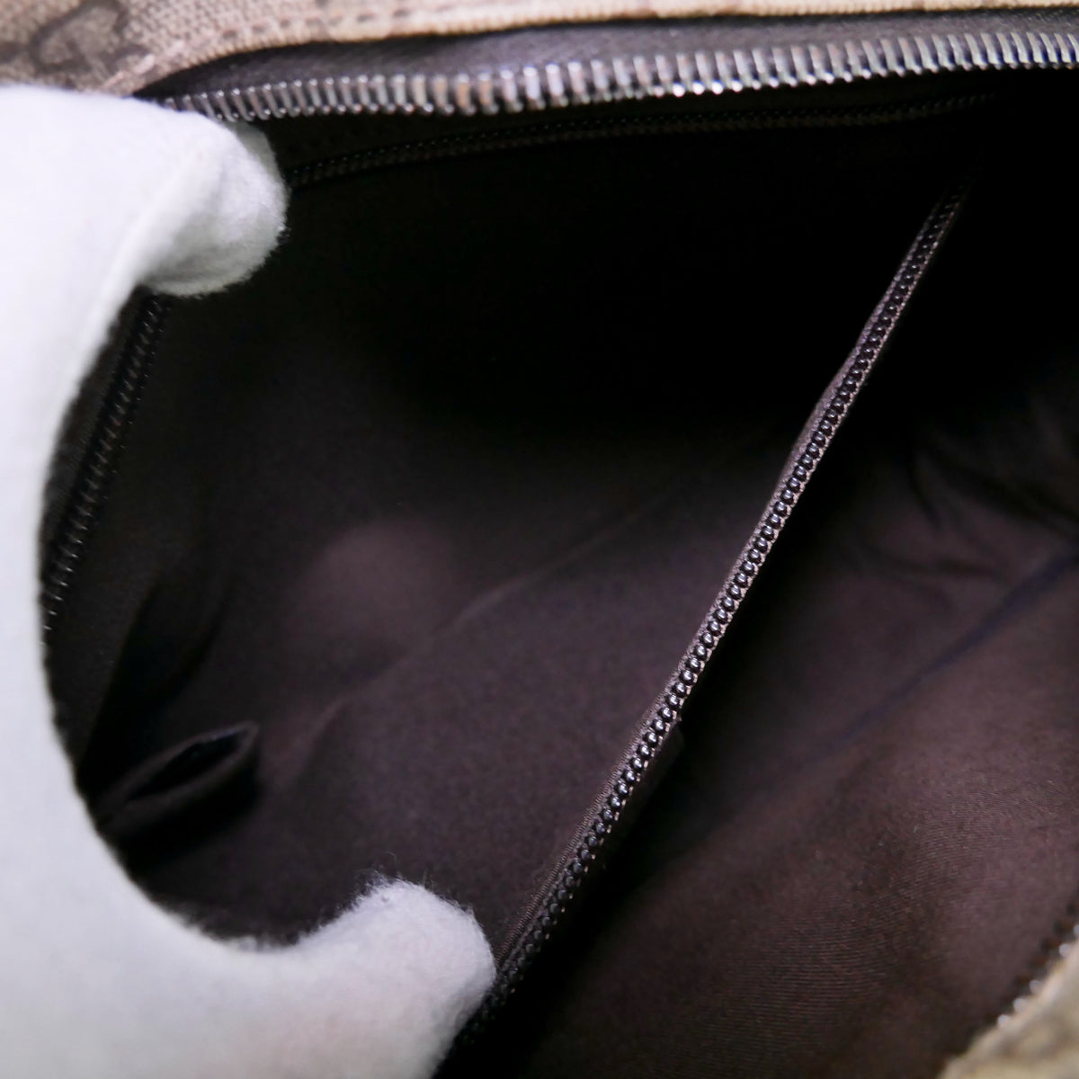 Gucci Supreme Canvas Messenger